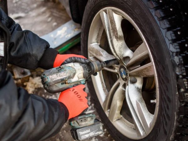 Выездной шиномонтаж у метро Теплый стан: оперативная помощь на колесах