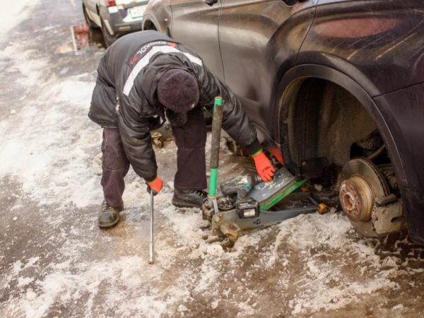 Круглосуточный выездной шиномонтаж от 2000 рублей: решение для экстренных ситуаций