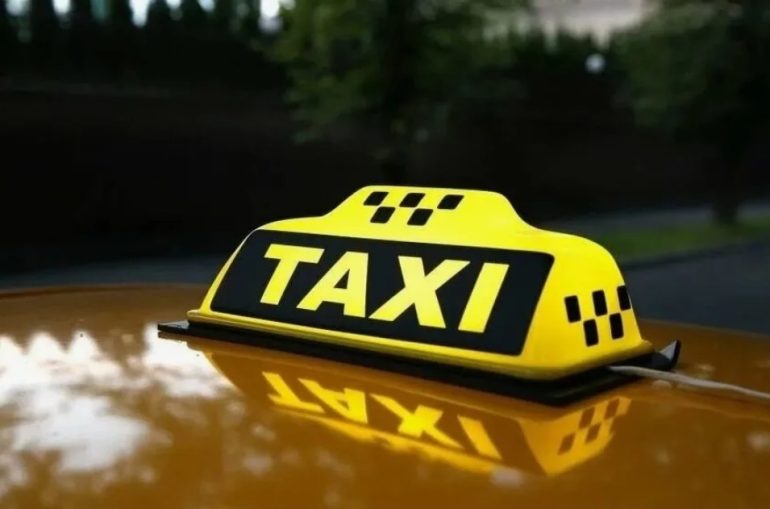 Какие службы такси принимают заказы по телефону