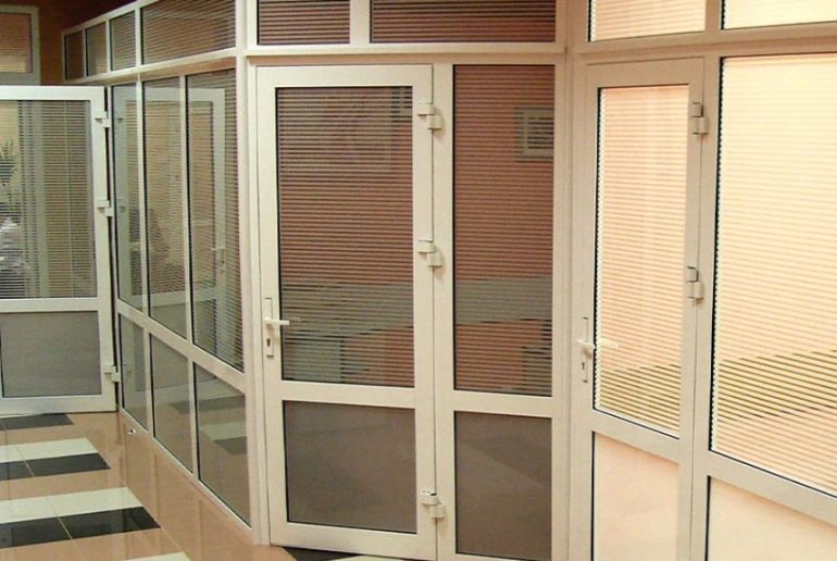 Раздвижные или распашные: какие пластиковые двери лучше подойдут для зонирования пространства