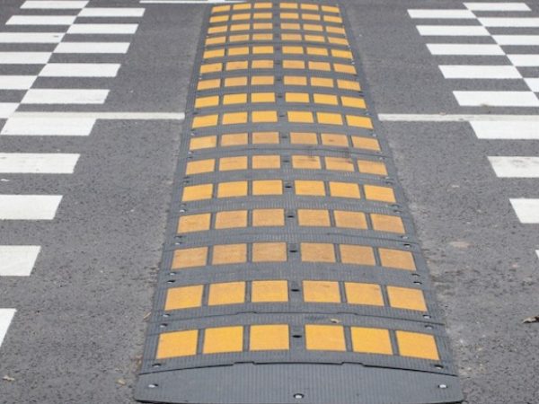 Лежачие полицейские как элемент архитектуры: эстетика, функциональность и дизайн безопасности