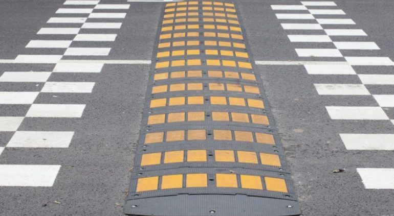 Лежачие полицейские как элемент архитектуры: эстетика, функциональность и дизайн безопасности