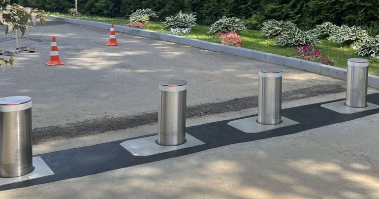 Противотаранный боллард против обычного: в чём разница и когда стоит переплатить